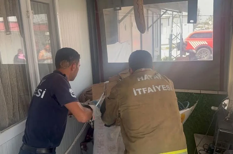 Antakya’da eve giren yılanı itfaiye yakaladı 