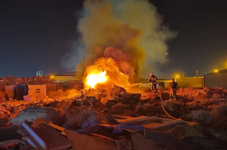 Antakya’da hurdalık alevlere teslim oldu 