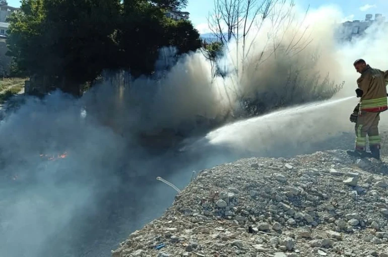 Antakya’da hurdalık ve çöplük yangını 