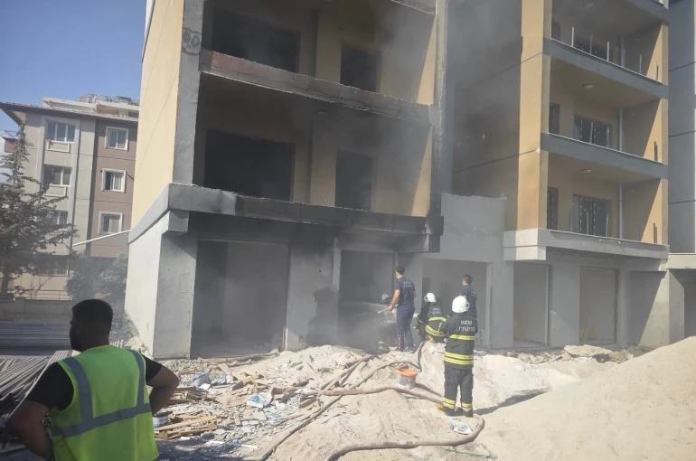 Antakya’da inşaat halindeki binada yangın çıktı 