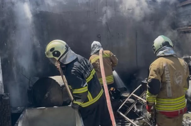 Antakya’da iş yeri alevlere teslim oldu 