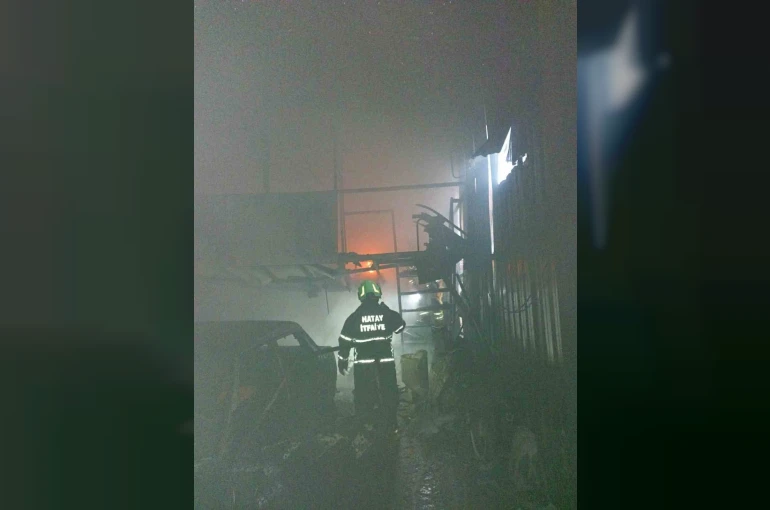 Antakya’da iş yeri alevlere teslim oldu