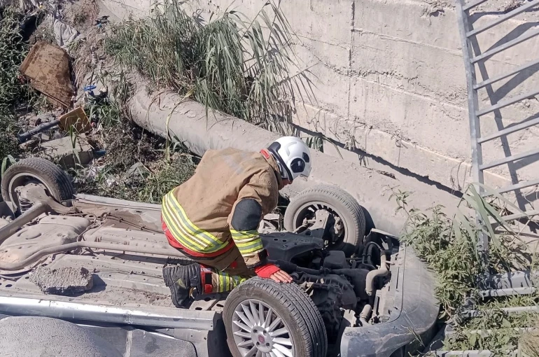Antakya’da menfeze devrilen otomobilin sürücüsü yaralandı 
