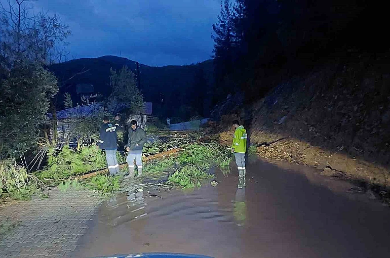 Antalya Gündoğmuş’ta dereler taştı, piknik alanları su altında kaldı 