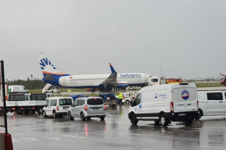 Antalya Havalimanı’nda korkutan kaza ucuz atlatıldı 