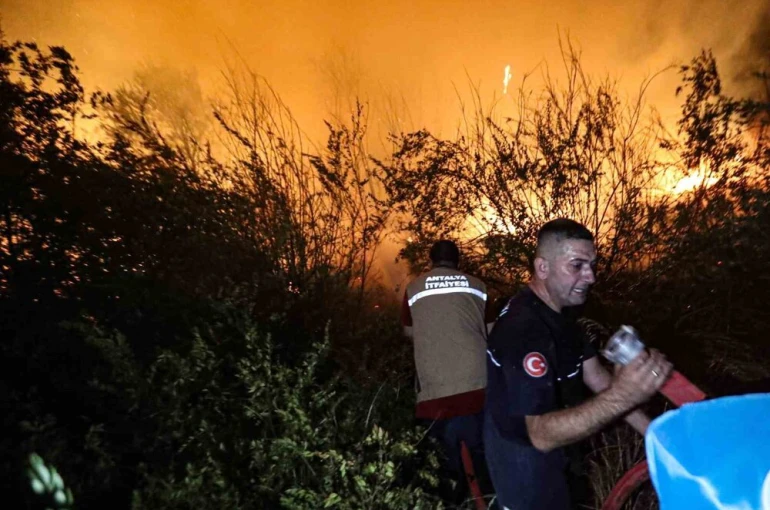 Antalya itfaiyesi üç ilçedeki yangınlara 13 araç ve çok sayıda personelle müdahale etti 