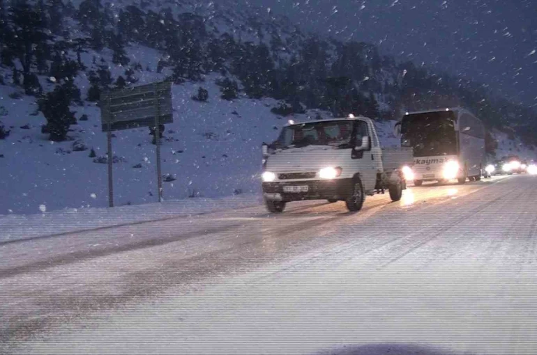 Antalya-Konya kara yolunda kar etkisini artırdı 