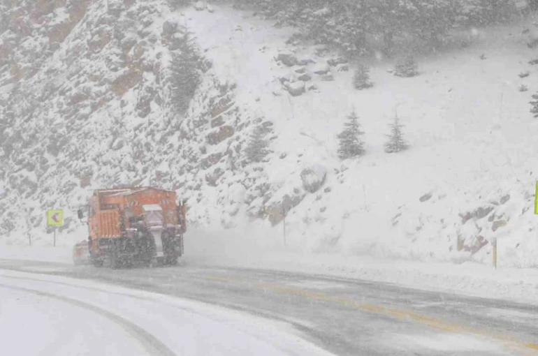 Antalya-Konya kara yolunda kar yağışı aralıklarla devam ediyor
