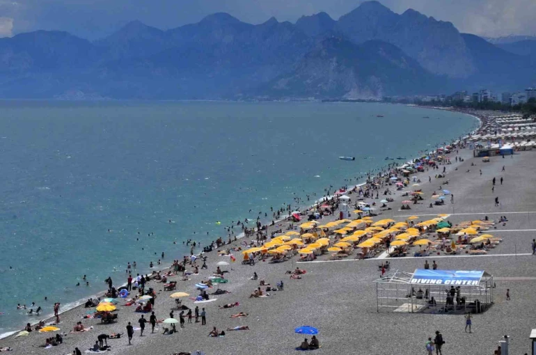 Antalya sahillerinde bayram yoğunluğu ikinci günde artarak devam etti 