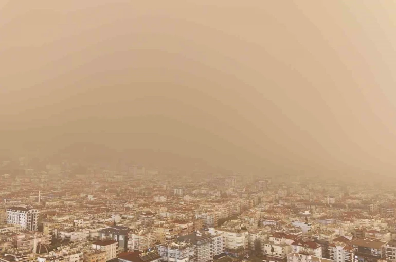 Antalya semaları kahverengiye büründü Sahra Çölü üzerinden gelen toz taşınımı çamur olup yağdı 