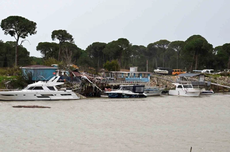 Antalya Valisi Şahin: "Seralar ciddi hasar gördü, bir kişi yaralandı"