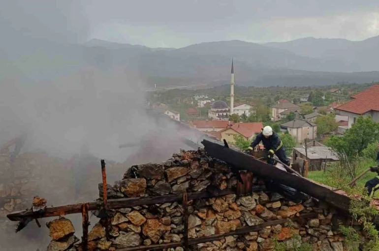 Antalya’da 110 yıllık düğmeli ev yangında küle döndü