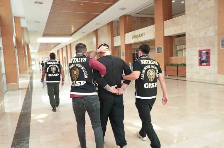 Antalya’da 18 yıl 7 ay 17 gün kesinleşmiş hapis cezası ile aranan şahıs yakalandı 