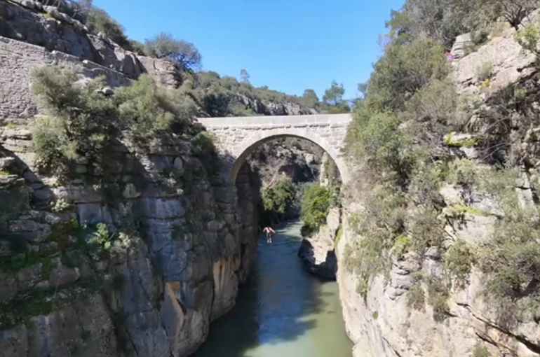 Antalya’da 20 metre yükseklikteki tarihi köprüden suya atlayan genç yürekleri ağza getirdi