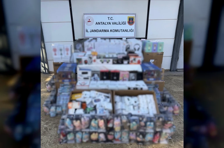Antalya’da 3,5 milyon liralık kaçak elektronik eşya ve oyuncak ele geçirildi