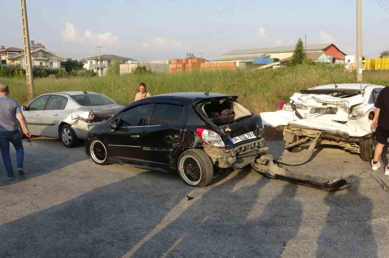 Antalya’da 4 araçlı zincirleme kaza: 6’sı turist 7 yaralı