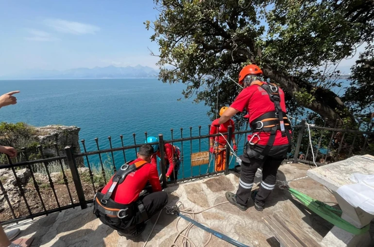 Antalya’da 40 metrelik falezlerde temizlik operasyonu 