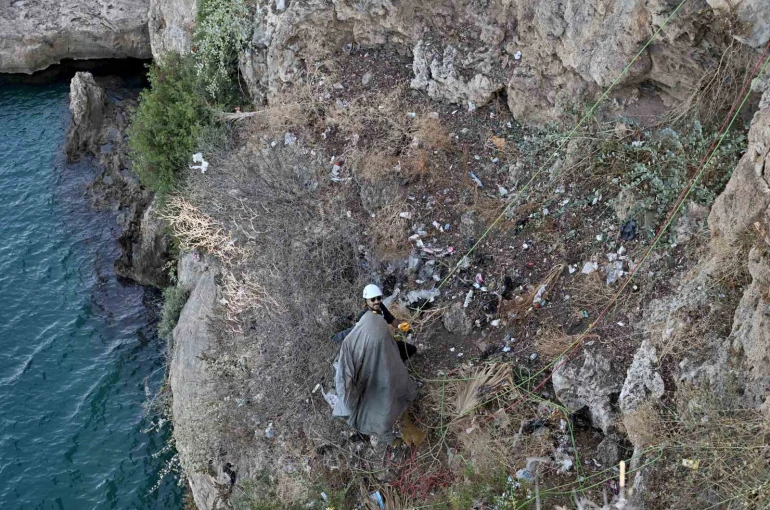 Antalya’da 40 metrelik falezlerde temizlik operasyonu