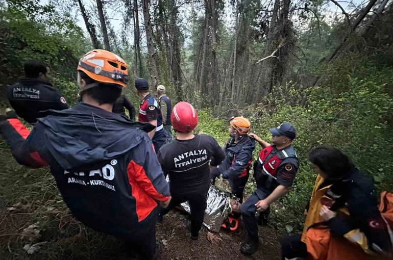 Antalya’da 80 metrelik uçuruma yuvarlanan adam yaralı olarak kurtarıldı 