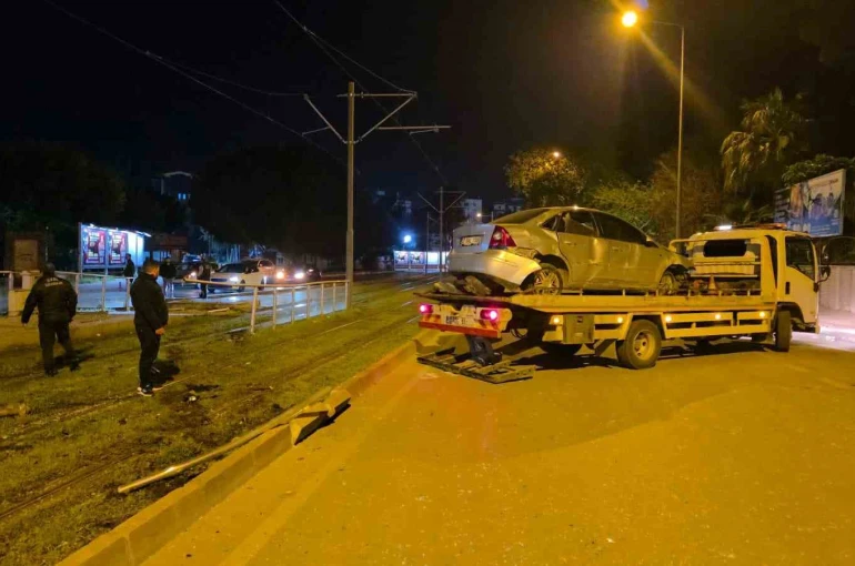 Antalya’da alkollü sürücü tramvay durağına daldı 