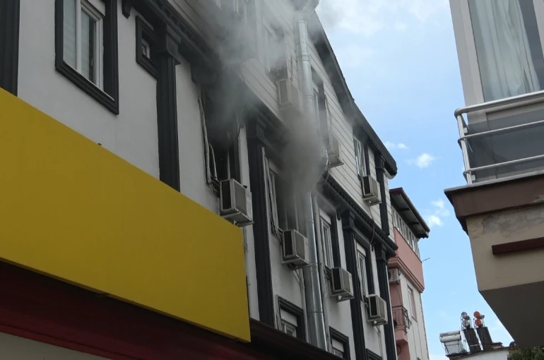 Antalya’da apartman dairesindeki yangın korkuttu: 5 kişi tedbir amaçlı hastaneye götürüldü 