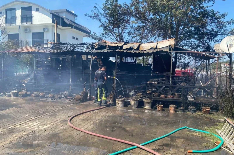 Antalya’da baraka yangında küle döndü, alevler villa ve lojmanlara sıçramadan söndürüldü