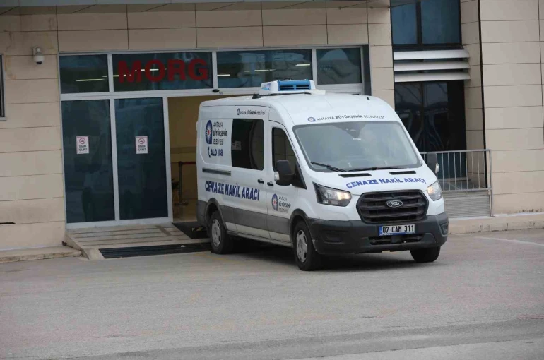 Antalya’da bıçaklanarak öldürülen anne ve kızının cenazeleri Ankara’ya götürüldü 