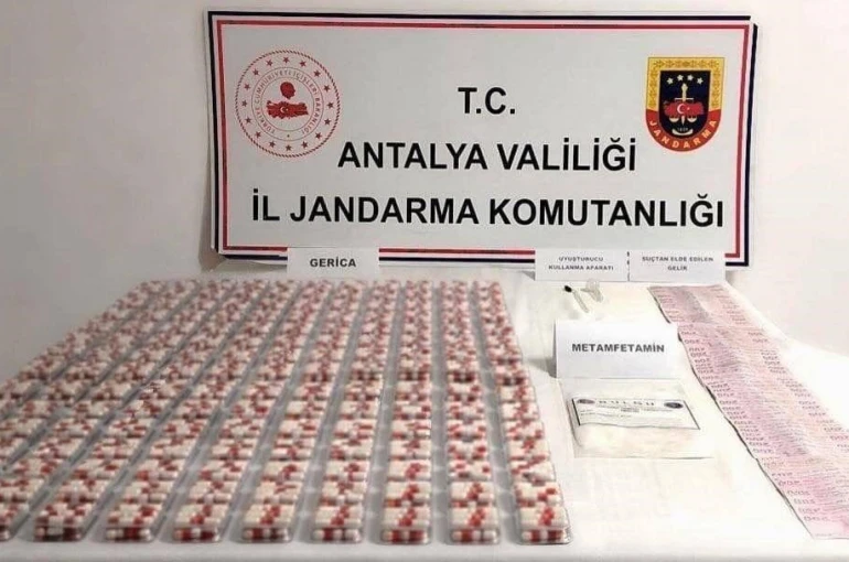 Antalya’da bir araçta yapılan aramada uyuşturucu madde ele geçirildi 