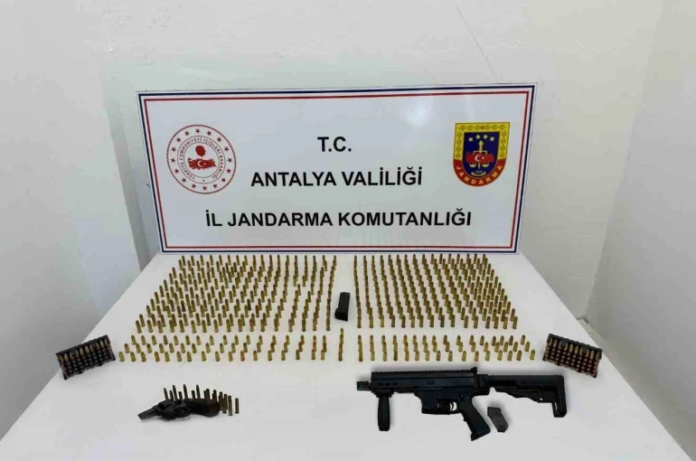 Antalya’da bir depoda suikast silahı ele geçirildi 