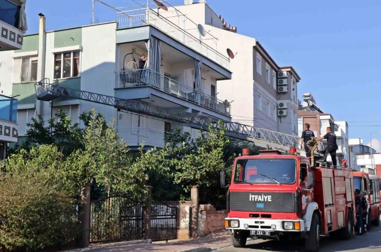 Antalya’da daire yangını yaşlı kadını endişelendirdi 
