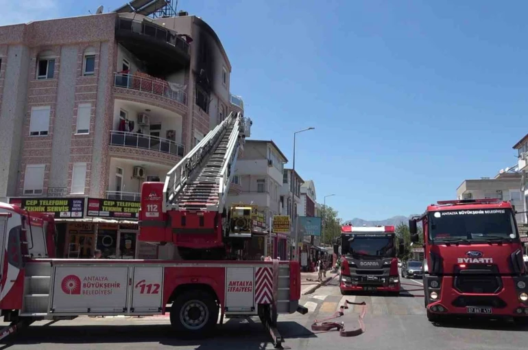 Antalya’da dairede çıkan yangında 1’i bebek 5 kişi dumandan etkilendi 