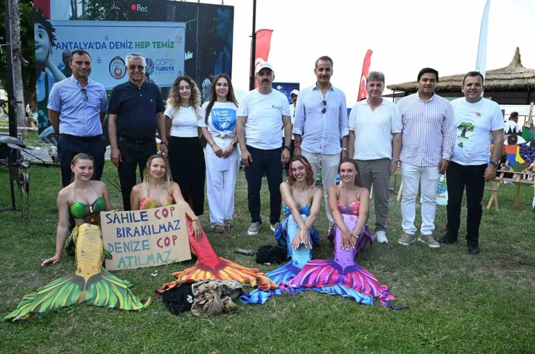 Antalya’da ‘deniz kızları’ eşliğinde dip temizliği 