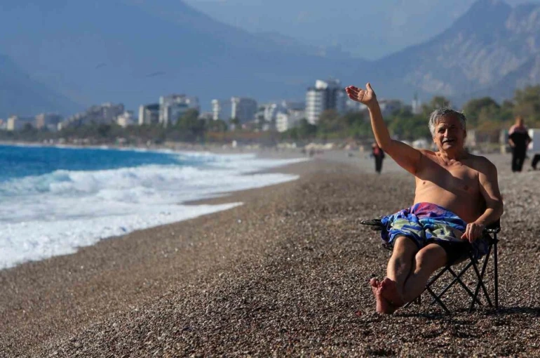 Antalya’da dün yağmur ve fırtına, bugün deniz keyfi 