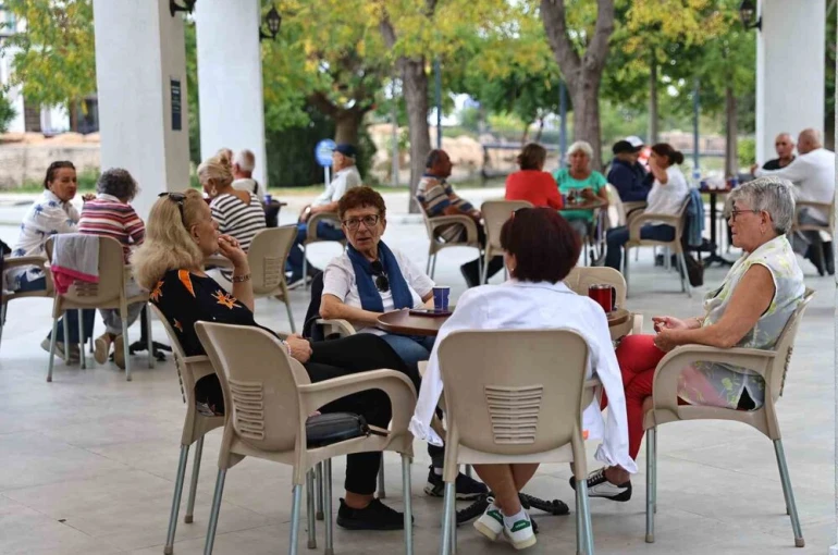 Antalya’da emekli kahveleri ilgi görüyor