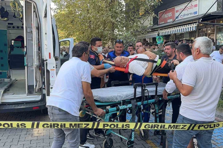 Antalya’da eşiyle birlikte yürüdüğü kaldırımda silahlı saldırıya uğradı