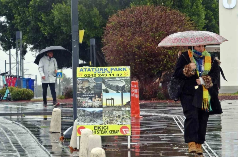 Antalya’da gece başlayıp sabah saatlerine kadar etkili olan sağanak etkisini yitirdi 