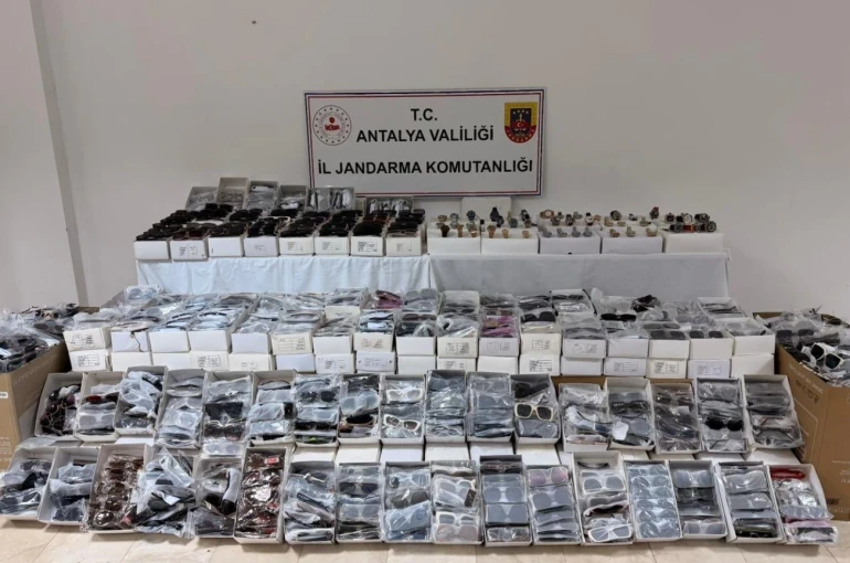 Antalya’da gümrük kaçağı güneş gözlüğü ve saat ele geçirildi 