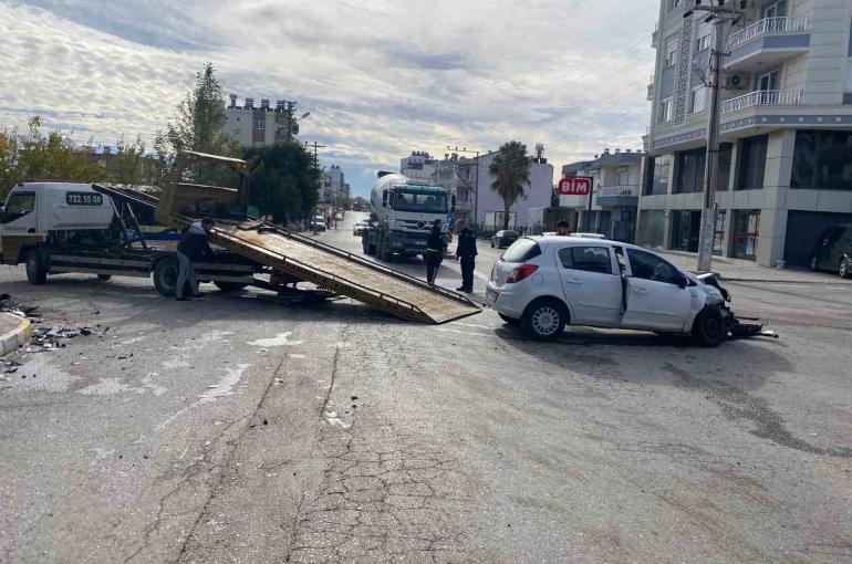 Antalya’da hafif ticari araç ile otomobil kavşakta çarpıştı: 4 yaralı