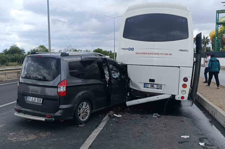 Antalya’da hafif ticari araç midibüse çarptı: 1’i ağır 2 yaralı 