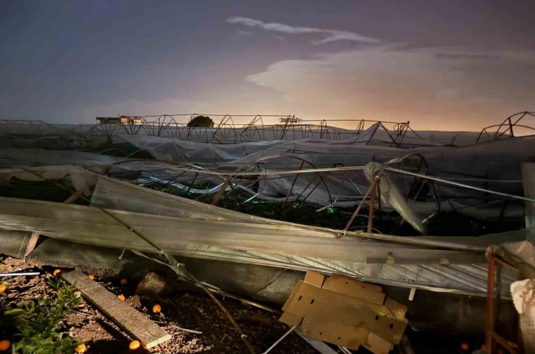 Antalya’da hortum seralara zarar verdi