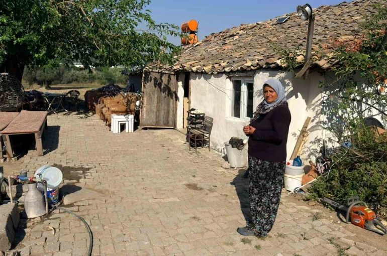 Antalya’da hortumun evsiz bıraktığı aile korkudan eve giremiyor bahçede yaşıyor