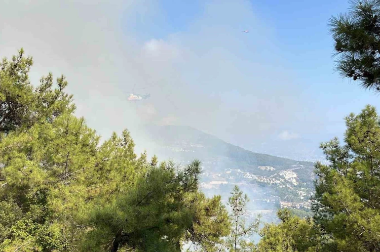 Antalya’da iki ilçede çıkan orman yangınına müdahale ediliyor