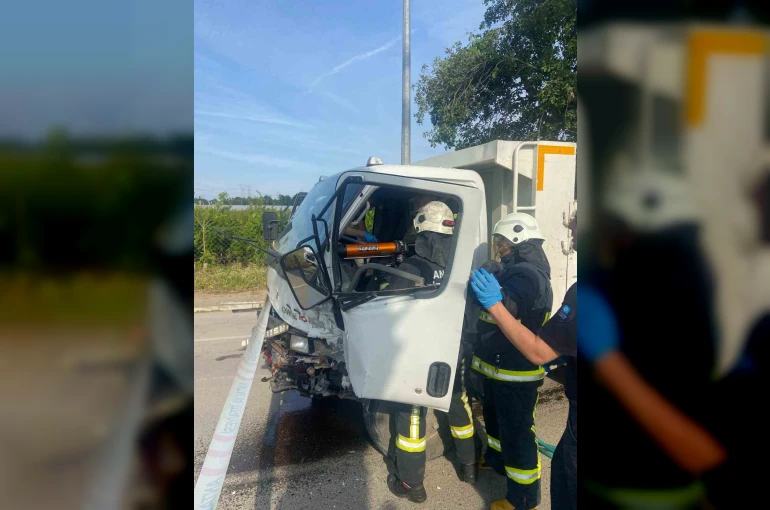 Antalya’da iki kamyonet çarpıştı: 2 yaralı 