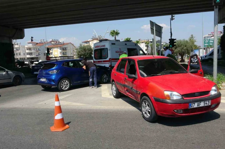 Antalya’da iki otomobil çarpıştı: 1 yaralı