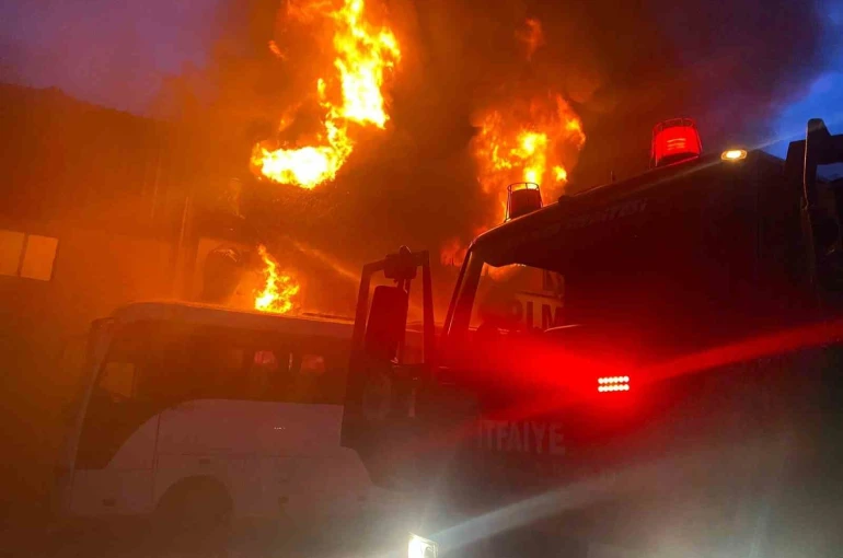 Antalya’da inşaat malzemeleri deposunda yangın 