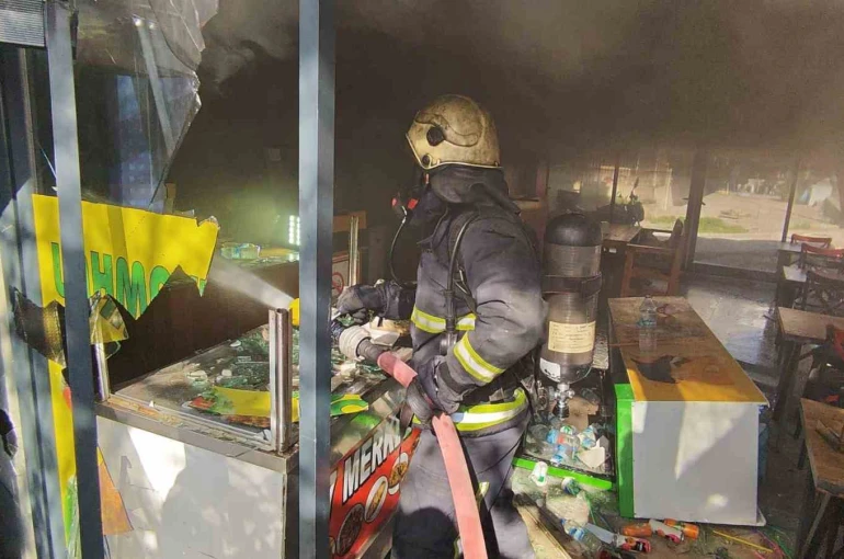 Antalya’da işyerini kendini kilitleyip yangın çıkaran pideci, camları kırıp içeriye giren itfaiye ekiplerince baygın bulundu 
