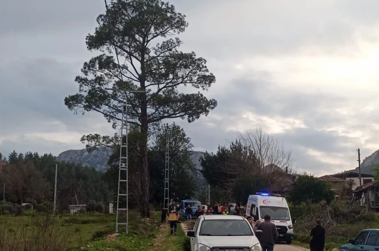 Antalya’da kamyonetin kasasından düşen kadın hayatını kaybetti