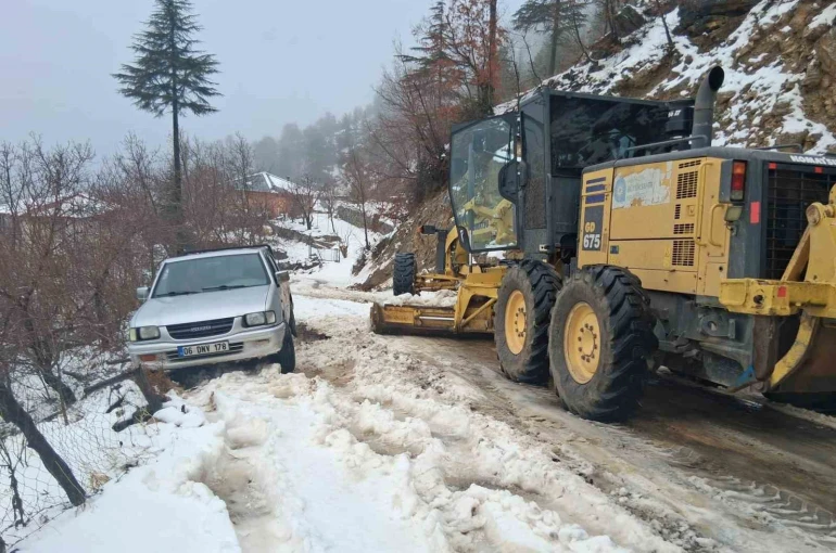 Antalya’da karla mücadele: Yüksek kesimlerde mahsur kalan araçlar kurtarıldı