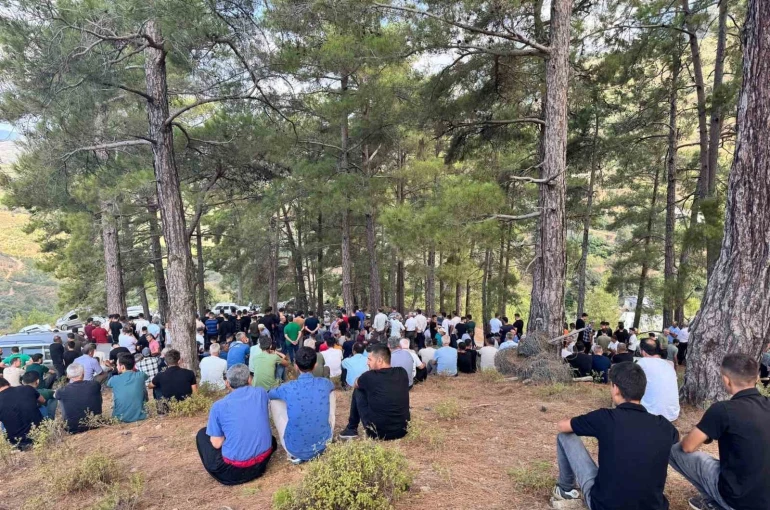 Antalya’da kazada hayatını kaybeden çocuk toprağa verildi 
