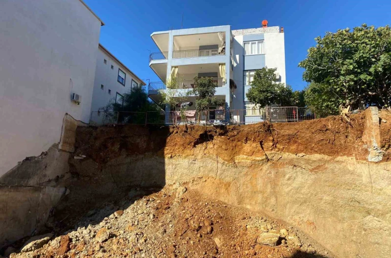 Antalya’da kazı sırasında toprak kayması yaşanan alan görüntülendi 